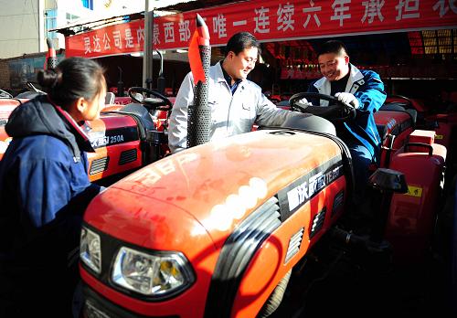 2月25日,在內蒙古巴彥淖爾市臨河區(qū)靈達農機銷售公司,銷售人員正在向購買農機的農民(右一)介紹拖拉機性能。春耕在即,內蒙古進一步擴大農機補貼范圍,提高補貼標準,帶動了廣大農牧民購買農機具的熱情。2009年中央和內蒙古自治區(qū)財政投入農機具購置補貼資金總額達到4.58億元,補貼范圍增加至98個旗縣,基本覆蓋了全區(qū)農牧業(yè)旗縣,補貼產品種類也擴大到2200多個。