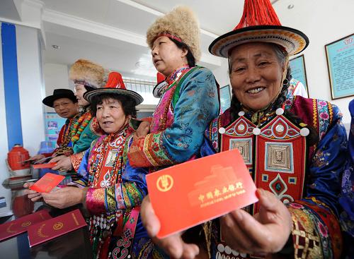 3月16日,肅南裕固族自治縣紅灣寺鎮(zhèn)裕興社區(qū)68歲的裕固族老人安鳳英(右一)等展示自己的養(yǎng)老保險(xiǎn)存折。甘肅省張掖市肅南裕固族自治縣繼2008年推行農(nóng)牧村養(yǎng)老保險(xiǎn)后,2009年又正式實(shí)施城鎮(zhèn)居民養(yǎng)老保險(xiǎn)制度,加快推進(jìn)城鄉(xiāng)社會保障一體化進(jìn)程。目前,凡年滿18周歲、有肅南戶籍的農(nóng)牧民和城鎮(zhèn)居民均可參加養(yǎng)老保險(xiǎn)。據(jù)統(tǒng)計(jì),2008年肅南縣有1.28萬人參加農(nóng)牧村養(yǎng)老保險(xiǎn),占應(yīng)參保人數(shù)的78.7%,城鎮(zhèn)居民養(yǎng)老保險(xiǎn)正在開展之中。