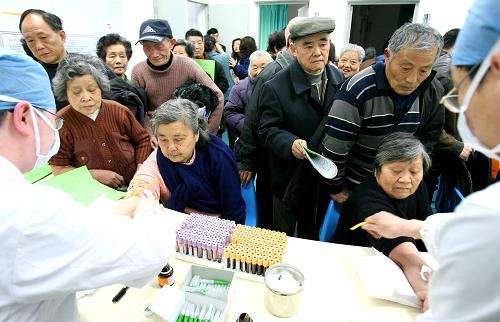 3月16日,蘇州市立醫(yī)院東區(qū)醫(yī)護人員為企業(yè)退休老人進行免費健康體檢。 當日,2009年度蘇州市區(qū)企業(yè)退休人員免費健康體檢工作正式啟動。據(jù)了解,在繼為期3年的第一輪蘇州市15萬名企業(yè)退休人員全面接受免費健康體檢后,今年作為第二輪的第一年內(nèi)將有7.1萬名退休老人,享受免費健康體檢服務(wù)。