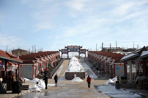 圖為新疆吉木乃縣邊民互市貿(mào)易市場(chǎng)外景(3月15日攝)。吉木乃口岸邊民互市貿(mào)易市場(chǎng)把東部發(fā)達(dá)地區(qū)的出口加工企業(yè)與國(guó)外的原料市場(chǎng)和消費(fèi)市場(chǎng)連接起來(lái)。2008年12月3日到2009年3月6日,累計(jì)銷(xiāo)售中國(guó)商品總額471.71萬(wàn)元。