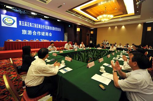 6月10日,第五屆泛珠三角區(qū)域合作與發(fā)展論壇暨經(jīng)貿(mào)洽談會(huì)旅游合作磋商會(huì)在廣西南寧舉行,國(guó)家旅游局負(fù)責(zé)人與來自福建、江西、湖南、廣東、廣西、海南、四川、貴州、云南9個(gè)省區(qū)和香港、澳門特別行政區(qū)的旅游部門主管官員、專家學(xué)者等共同探討泛珠三角區(qū)域旅游合作等問題,并簽署《泛珠三角區(qū)域旅游合作框架協(xié)議》等一系列文件。