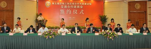 6月11日,泛珠三角區(qū)域“9+2”各方在南寧簽署交通合作框架協(xié)議。當(dāng)日,泛珠三角區(qū)域“9+2”各方在廣西南寧市共同簽署《“9+2”交通合作框架協(xié)議》,承諾加強(qiáng)區(qū)域內(nèi)鐵路、公路、水路和航空網(wǎng)絡(luò)建設(shè),加快完善綜合交通運(yùn)輸體系,促進(jìn)區(qū)域交通一體化,為泛珠三角區(qū)域合作提供高效安全、暢通便捷的交通運(yùn)輸保障。