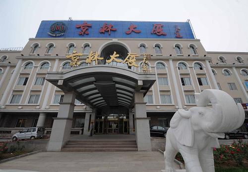 這是7月30日拍攝的京林大廈隔離點(diǎn)。 新華社記者 李文 攝