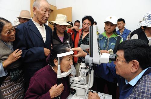 8月5日,來自尼泊爾的眼科專家桑珠克·瑞特(右一)為西藏白內(nèi)障患者進行檢查。當(dāng)日,援藏基金會“光明工程”在拉薩光明眼科康復(fù)診療院為西藏200余名白內(nèi)障患者開始進行為期三天的免費復(fù)明手術(shù)。“光明工程”啟動于1993年,是援藏基金會開展的一項以治愈白內(nèi)障失明為主的醫(yī)療衛(wèi)生援助活動,截至目前已為西藏各地2萬余名白內(nèi)障患者免費進行了手術(shù)。 新華社記者 格桑達瓦 攝
