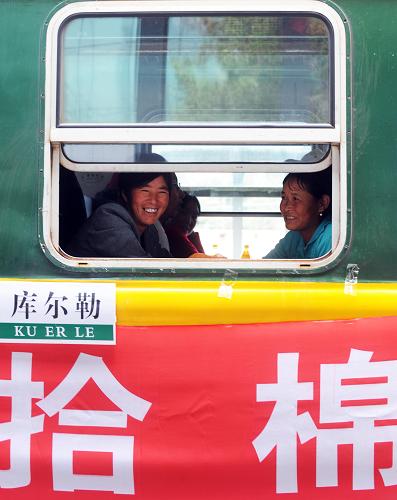 9月1日,采棉農(nóng)民工乘坐棉農(nóng)專列赴新疆采棉。當(dāng)日,青海省首批2000多名采棉農(nóng)民工乘坐青藏鐵路公司開行的棉農(nóng)專列,在采棉高峰期赴新疆采摘棉花。近年來,隨著外出勞務(wù)經(jīng)濟(jì)的發(fā)展,赴疆采棉成為青海省農(nóng)民增加收入的一項(xiàng)重要來源。2008年,青海省赴疆采棉的農(nóng)民工超過5萬人。