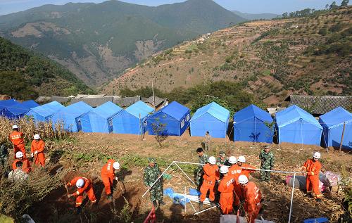 11月3日,賓川地震受災(zāi)最嚴(yán)重的馬花村村民在消防官兵帶領(lǐng)下開始搭建帳篷自救。當(dāng)日,云南賓川地震災(zāi)區(qū)抗震救災(zāi)各項(xiàng)工作已全面展開。水、電、路和通信等基礎(chǔ)設(shè)施全部恢復(fù),受災(zāi)群眾在部隊(duì)官兵的幫助下紛紛展開自救,基本生活得到保障。11月2日,云南省大理白族自治州賓川縣發(fā)生5.0級(jí)地震。