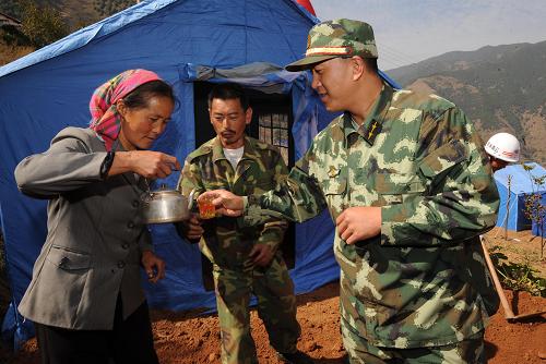11月3日,馬花村村民為消防官兵送來(lái)熱茶表示感謝。
