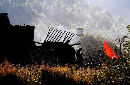 11月3日,參與救援的部隊(duì)官兵正在進(jìn)行排危處理。