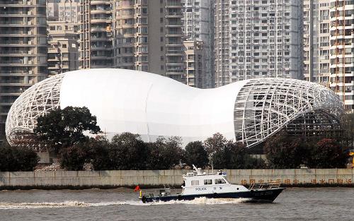 11月3日在上海世博園區(qū)拍攝的正在施工建設(shè)的“白云”造型的中國航空館。