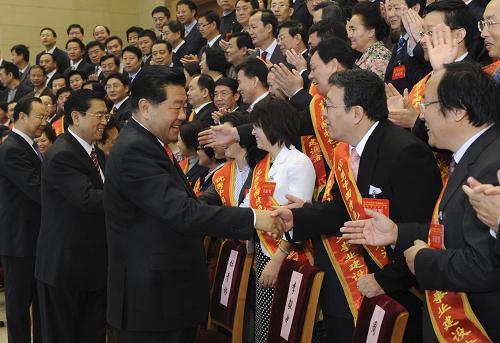 11月6日,第三屆全國非公有制經(jīng)濟(jì)人士優(yōu)秀中國特色社會主義事業(yè)建設(shè)者表彰大會在北京舉行。中共中央政治局常委、全國政協(xié)主席賈慶林出席大會并講話。這是會前,賈慶林接見出席會議的代表。