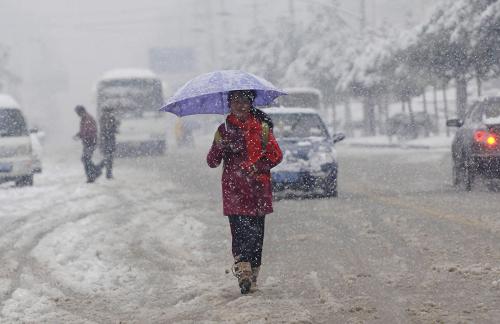 安徽大部普降大雪 已發(fā)布暴雪橙色預(yù)警 11月16日,一名合肥中學(xué)生冒雪走在上學(xué)路上。 受冷空氣影響,從11月15日晚上開始,安徽大部分地區(qū)普降大雪,局部地區(qū)出現(xiàn)暴雪。安徽省氣象臺已于16日6時發(fā)布暴雪橙色預(yù)警。 新華社記者 李健 攝
