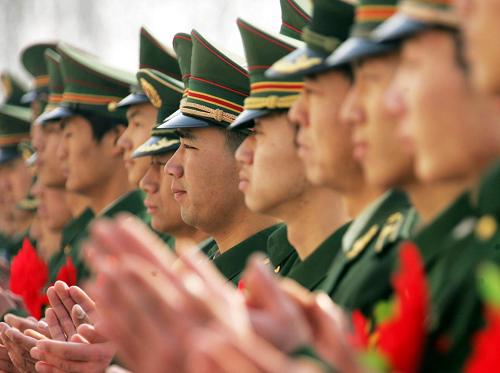 11月24日,武警河北總隊三支隊為260余名退伍老兵舉行退役儀式。老兵們摘下軍銜、領(lǐng)花和帽徽,惜別警營。