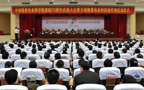 全國熱帶農(nóng)業(yè)科技協(xié)作網(wǎng)啟動(dòng)儀式現(xiàn)場(11月25日攝)。當(dāng)日,全國熱帶農(nóng)業(yè)科技協(xié)作網(wǎng)于中國熱帶農(nóng)業(yè)科學(xué)院建院55周年之際在海南省儋州市啟動(dòng)。全國熱帶農(nóng)業(yè)科技協(xié)作網(wǎng)以提升熱帶農(nóng)業(yè)科技自主創(chuàng)新為核心,按照“整合資源,創(chuàng)新機(jī)制,科學(xué)布局,提升能力”的原則,協(xié)調(diào)發(fā)揮農(nóng)業(yè)科研機(jī)構(gòu)在熱帶農(nóng)業(yè)發(fā)展中的科技支撐作用。