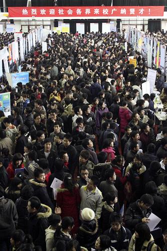 11月27日,天津科技大學(xué)2010屆畢業(yè)生就業(yè)洽談會(huì)現(xiàn)場(chǎng)人頭攢動(dòng)。當(dāng)日,天津科技大學(xué)舉辦2010屆畢業(yè)生就業(yè)洽談會(huì),參會(huì)的200多家企事業(yè)單位共提供2500余個(gè)就業(yè)崗位,其中來自天津?yàn)I海新區(qū)的60余家企業(yè)專門組成“濱海招聘團(tuán)”,以優(yōu)厚的待遇和一條龍式的就業(yè)服務(wù)求賢納才,吸引津門各高校的萬余名學(xué)子到場(chǎng)應(yīng)聘。