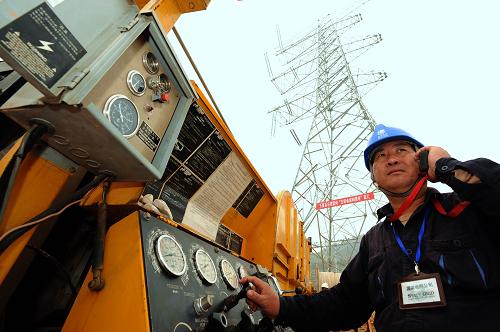 12月1日,福建省第二電力建設(shè)公司員工在福建500千伏電網(wǎng)大環(huán)網(wǎng)“龍三線”架設(shè)工地上檢查設(shè)備。 當(dāng)日,福建省500千伏電網(wǎng)大環(huán)網(wǎng)“龍三線”全線架通,標(biāo)志著福建500千伏電網(wǎng)大環(huán)網(wǎng)線路全線貫通。福建電網(wǎng)自上世紀(jì)末開始500千伏的超高壓網(wǎng)架建設(shè),目前已形成以500千伏電網(wǎng)為骨干的超高壓、大容量、現(xiàn)代化電網(wǎng),這將大大降低系統(tǒng)網(wǎng)絡(luò)損耗,提高電網(wǎng)的安全運(yùn)行水平和抵御自然災(zāi)害的能力。 新華社記者 張國(guó)俊攝