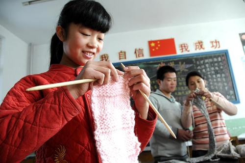 12月2日,在河北省邢臺(tái)市特殊教育學(xué)校,聾啞學(xué)生們正在進(jìn)行手工編織比賽。 新華社發(fā)(黃濤 攝)