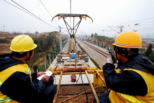 12月2日,施工人員在武九鐵路江西瑞昌市夏畈區(qū)間對鐵路電氣化接觸網(wǎng)進行冷滑試驗。 當(dāng)日,武九鐵路江西夏畈段鐵路電氣化接觸網(wǎng)開始進行冷滑試驗,這標(biāo)志著武九鐵路電氣化改造工程進入冷滑試驗階段。據(jù)介紹,武九鐵路是我國沿江鐵路大通道的重要組成部分,西起湖北武漢,東至江西九江,全長237公里。 新華社發(fā)(胡國林 攝)