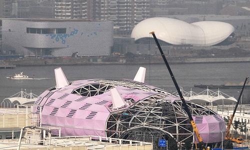 12月2日拍攝的正在建設(shè)中的世博會(huì)日本國(guó)家館。在迎來(lái)2010年上海世博會(huì)開(kāi)幕倒計(jì)時(shí)150天之際,記者來(lái)到世博會(huì)浦東園區(qū)拍攝了正在建設(shè)中的造型各異的亞洲展館。 新華社發(fā)