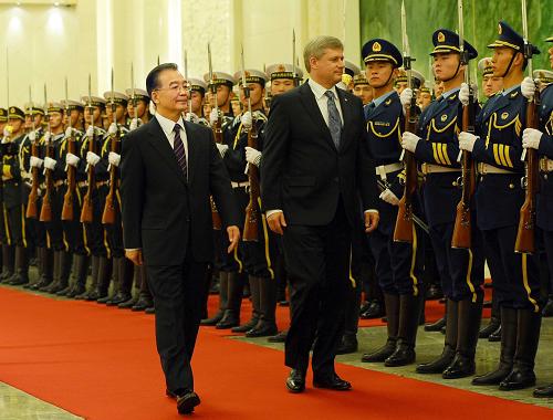 12月3日,中國國務(wù)院總理溫家寶在北京人民大會(huì)堂舉行儀式歡迎加拿大總理斯蒂芬·哈珀訪華。 新華社記者 李濤攝