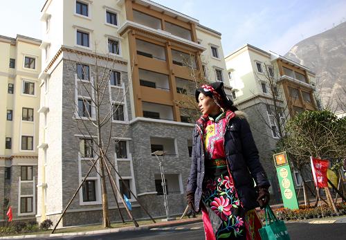 12月3日,汶川縣一名羌族婦女走進(jìn)廣東援建的永久性住房——“陽(yáng)光家園”。 當(dāng)日,廣東援建四川省汶川縣“十大民生工程”正式交付使用,333項(xiàng)工程總投資30億元,覆蓋城鄉(xiāng)居民住房、教育、衛(wèi)生、供水、道路、社會(huì)福利、文化體育、農(nóng)村公共服務(wù)、農(nóng)副產(chǎn)品流通、防災(zāi)避災(zāi)等10個(gè)領(lǐng)域。從廢墟上崛起的新汶川已初具輪廓。 新華社記者劉海攝