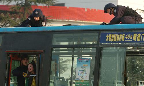 12月3日,“劫匪”劫持公交車及乘客,幾名干警迅速出擊,準(zhǔn)備解救人質(zhì)。新華社記者陳昌奇攝