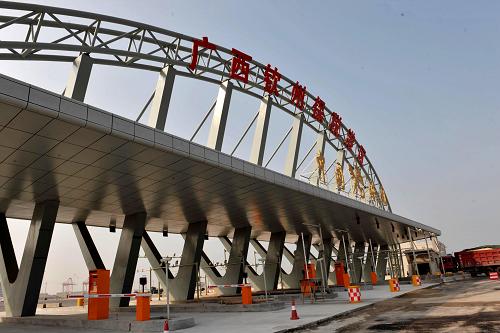 這是已建成的廣西欽州保稅港區(qū)主卡口區(qū)(12月3日攝)。 12月3日,廣西欽州保稅港區(qū)工作委員會(huì)、廣西欽州保稅港區(qū)管理委員會(huì)正式揭牌。這是繼上海洋山、天津東疆、大連大窯灣、海南洋浦、寧波梅山之后中國第6個(gè)保稅港區(qū),也是中國西部地區(qū)第一個(gè)保稅港區(qū)。 欽州保稅港區(qū)規(guī)劃面積10平方公里,一期建設(shè)2.5平方公里,將主要發(fā)展國際中轉(zhuǎn)、國際采購、國際配送、國際轉(zhuǎn)口貿(mào)易和出口加工等業(yè)務(wù)。 新華社記者 周華攝
