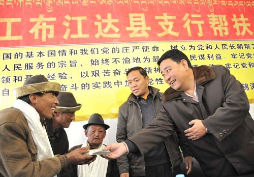 農(nóng)行林芝分行代表向貧困戶發(fā)放幫扶資金(12月3日攝)。 12月2日,中國(guó)農(nóng)業(yè)銀行工布江達(dá)縣支行幫扶兌現(xiàn)大會(huì)在西藏林芝地區(qū)工布江達(dá)縣舉行,24戶小額信貸“鉆石卡”戶向20戶貧困農(nóng)牧戶兌現(xiàn)扶貧資金10萬(wàn)余元。 近年來(lái),中國(guó)農(nóng)業(yè)銀行西藏分行推行以“四卡”(金、銀、銅、鉆石)為載體的小額信貸,讓越來(lái)越多的農(nóng)牧民走上致富之路。今年前三季度,農(nóng)行西藏分行累計(jì)發(fā)放涉農(nóng)貸款30.16億元,貸款余額達(dá)50.73億元。 新華社記者 拉巴次仁攝