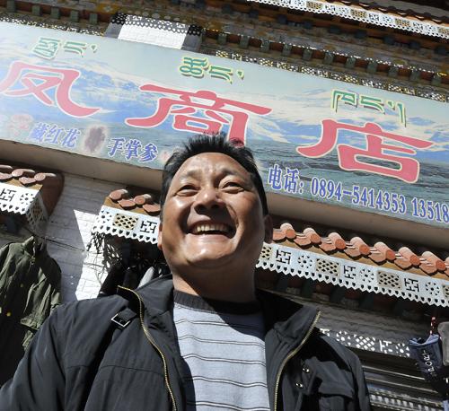 “鉆石卡”戶致富帶頭人阿多在自己開設(shè)的商店前(12月3日攝)。新華社記者 拉巴次仁攝