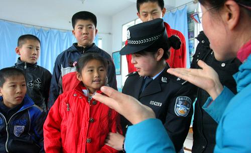12月4日,遼寧省東港市公安局開發(fā)區(qū)分局民警與特殊教育學校手語老師一起為聾啞學生進行法制教育。 當日是全國法制宣傳日,遼寧省東港市公安局開發(fā)區(qū)分局在東港市特殊教育學校開展“關(guān)愛聾啞兒童”法制宣傳活動,老師用手語給孩子們翻譯民警講的法制小故事、法制案例等內(nèi)容,增強孩子們的法制意識。 新華社發(fā)(蔡冰 攝)