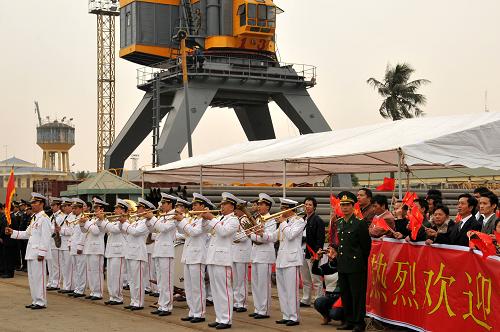 12月4日,在越南海防港,越南海軍舉行隆重儀式,歡迎中國(guó)海軍艦艇編隊(duì)訪問(wèn)越南。新華社記者李勍攝