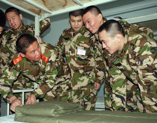 12月12日,武警新疆邊防總隊(duì)烏魯木齊新兵團(tuán)教導(dǎo)大隊(duì)的戰(zhàn)士在教新兵整理內(nèi)務(wù)。當(dāng)日,來(lái)自河南、河北的百余名新兵安全抵達(dá)烏魯木齊新兵團(tuán)。據(jù)了解,他們是武警新疆邊防總隊(duì)2010年度首批新兵。這些來(lái)自全國(guó)各地的青年滿(mǎn)懷對(duì)警營(yíng)的憧憬,光榮應(yīng)征入伍。接下來(lái)他們將投入到為期三個(gè)月緊張而充實(shí)的新訓(xùn)生活,完成從一名普通老百姓到合格士兵的轉(zhuǎn)變。