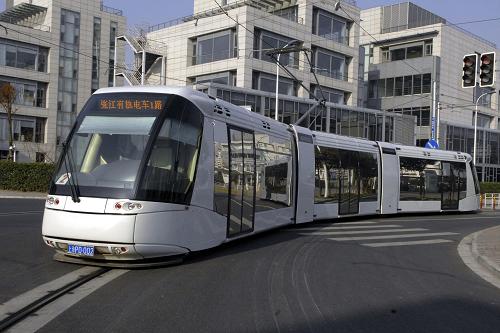 1月1日,上海首條現(xiàn)代化有軌電車線路——張江有軌電車試驗(yàn)線正式對(duì)外載客運(yùn)營(yíng)。該線路全長(zhǎng)約9.8公里,設(shè)15座車站,單一票價(jià)2元,運(yùn)營(yíng)間隔依據(jù)不同時(shí)段從10分鐘至20分鐘不等,并與上海地鐵二號(hào)線實(shí)現(xiàn)“零換乘”。