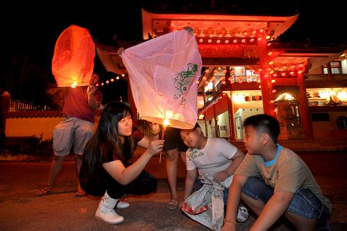 月14日,在馬來(lái)西亞柔佛州的居鑾,當(dāng)?shù)厝A人點(diǎn)放孔明燈,慶?;⒛甏汗?jié)的到來(lái)。新華社發(fā)(張紋綜攝)