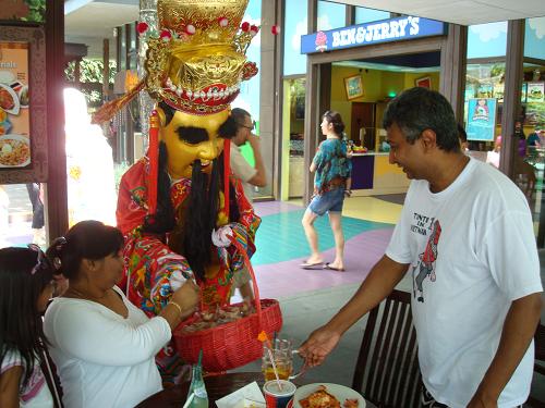2月13日,新加坡動(dòng)物園的“財(cái)神”給人們分發(fā)禮物。隨著虎年春節(jié)的臨近,新加坡到處是紅紅的燈籠及威武的老虎裝飾,使獅城到處洋溢著新春佳節(jié)的喜慶氣氛。新華社記者 張永興 攝
