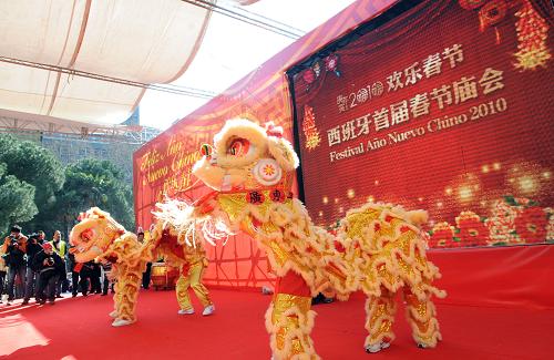 2月13日,華僑華人在西班牙首屆春節(jié)廟會(huì)活動(dòng)上表演舞獅。當(dāng)日,由華僑華人社團(tuán)主辦的西班牙首屆春節(jié)廟會(huì)在馬德里市中心的西班牙廣場(chǎng)開幕。本次廟會(huì)歷時(shí)兩天,廟會(huì)現(xiàn)場(chǎng)不僅有精彩的文藝節(jié)目演出,還有特色中華美食制作、中國(guó)工藝品展示及中國(guó)書法表演等。 新華社記 陳海通 攝
