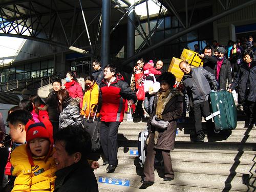 2月18日,在沈陽北火車站,返程旅客正在登車。春節(jié)假期接近尾聲,鐵路返程客流回升。鐵道部發(fā)布信息顯示,2月18日全國鐵路共發(fā)送跨局直通旅客163.1萬人次,全國鐵路共開行臨客469列,其中直通臨客181列。