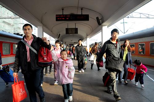 2月19日,旅客們在廣州火車站準(zhǔn)備上車。據(jù)廣鐵集團(tuán)統(tǒng)計(jì)數(shù)據(jù)顯示,2月13日至19日(農(nóng)歷除夕至初六)7天時(shí)間,廣鐵累計(jì)發(fā)送旅客327萬人次,同比增長9.7%,從農(nóng)歷初四開始,日發(fā)送旅客數(shù)量攀至50萬人次以上,并逐日增長。同時(shí),廣東各大火車站預(yù)計(jì)19日到達(dá)旅客數(shù)量將突破60萬人次。
