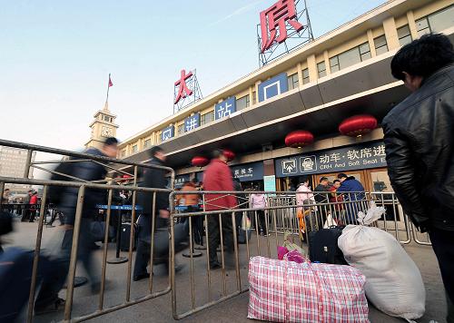 2月21日,旅客進(jìn)入太原火車站候車。春節(jié)長(zhǎng)假過后,山西太原火車站返程客流明顯增大。隨著高校臨近開學(xué),下一個(gè)返程客流高峰將于正月十五前后到來。
