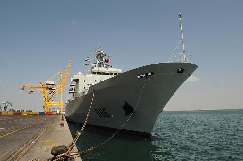 3月14日,中國海軍護航編隊“千島湖”綜合補給艦??吭谝查T亞丁港。當日,中國海軍護航編隊“千島湖”綜合補給艦??恳查T亞丁港進行燃油、淡水、副食品等補給。中國駐也門大使劉登林,中國駐亞丁總領館總領事馮福德等使領館工作人員在港口迎接慰問。這是中國海軍第四批護航編隊完成護航任務前的最后一次補給。