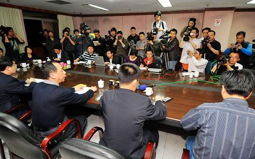 這是南平市“3·23”重大兇殺事件第二次新聞發(fā)布會現(xiàn)場(3月23日攝)。據(jù)福建省南平市23日晚11時(shí)召開的“3·23”重大兇殺事件第二次新聞發(fā)布會上的通報(bào),23日早上7點(diǎn)20分左右在南平實(shí)驗(yàn)小學(xué)門口發(fā)生的重大兇殺事件,造成當(dāng)場死亡3人,送醫(yī)院救治10人,經(jīng)搶救無效后又死亡5人。截至記者發(fā)稿時(shí),這起兇殺事件死亡仍為8人,受傷5人,傷亡人員均為南平實(shí)驗(yàn)小學(xué)學(xué)生,兇犯已被當(dāng)場制服抓捕。目前案件調(diào)查、審理和善后工作正在進(jìn)行中。另據(jù)通報(bào),衛(wèi)生部也已派出醫(yī)療專家組抵達(dá)南平市參與救助。