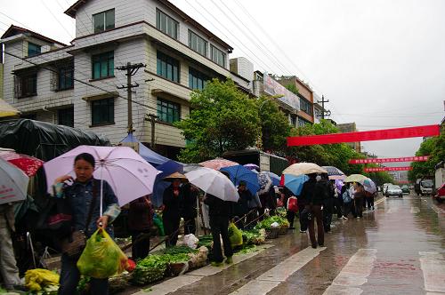 4月13日,貴州福泉市民冒雨在街頭購買蔬菜。 在經(jīng)過8個多月持續(xù)干旱天氣之后,貴州12日迎來今年范圍最廣強(qiáng)度最強(qiáng)降雨天氣。據(jù)貴州省氣象局統(tǒng)計,12日8時至13日8時,貴州88個縣市區(qū)均出現(xiàn)降雨。