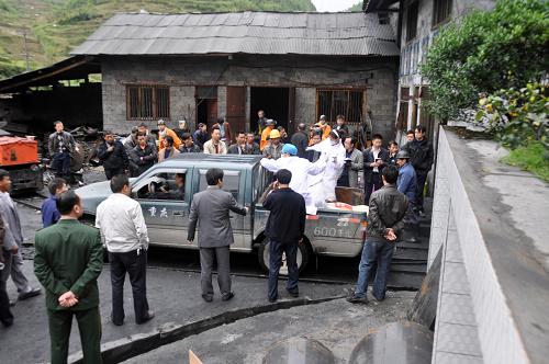 5月8日,湖北恩施利川市忠路鎮(zhèn)水井灣煤礦事故中的被困人員被救出,醫(yī)務(wù)人員在現(xiàn)場(chǎng)緊急救治。當(dāng)日上午7時(shí)30分許,湖北省恩施州利川市忠路鎮(zhèn)水井灣煤礦發(fā)生瓦斯燃燒事故,當(dāng)時(shí)井下當(dāng)班人員19人。至12時(shí)50分左右,被困人員被全部救出,但其中10人由于瓦斯燃燒造成的被動(dòng)性吸入性損傷,經(jīng)搶救無(wú)效死亡。