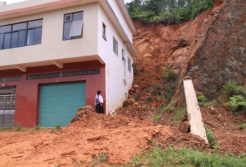 江西贛縣韓坊鄉(xiāng)梅街村一處民房背后的山體因近期降雨發(fā)生滑坡(5月23日攝)。從5月21日開始的本月第五輪強降雨,造成江西局部地區(qū)遭受嚴重洪澇災害,大量農(nóng)田被淹,水渠被毀,城鎮(zhèn)內(nèi)澇。根據(jù)不完全統(tǒng)計,這次強降雨造成江西境內(nèi)146萬人受災,4萬多人被緊急轉移。
