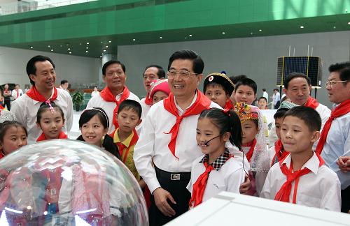 5月31日,中共中央總書(shū)記、國(guó)家主席、中央軍委主席胡錦濤到中國(guó)科技館新館,同出席中國(guó)少年先鋒隊(duì)第六次全國(guó)代表大會(huì)的全體小代表和部分中外少年兒童一起參加“體驗(yàn)科學(xué)、快樂(lè)成長(zhǎng)”活動(dòng)。這是胡錦濤觀看科普衛(wèi)星“希望一號(hào)”搭載五色土實(shí)驗(yàn)結(jié)果,勉勵(lì)小朋友們從小愛(ài)科學(xué)、學(xué)科學(xué)、用科學(xué),將來(lái)努力成為國(guó)家科技事業(yè)的“希望之星”。