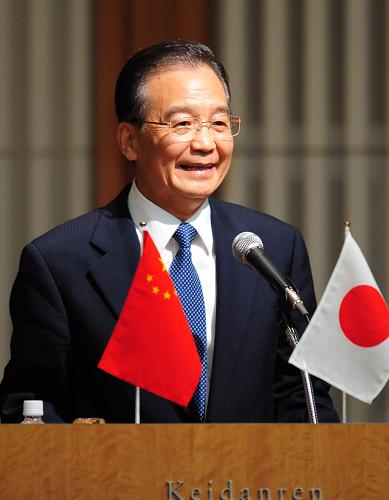5月31日,中國國務(wù)院總理溫家寶在東京出席日本經(jīng)濟(jì)團(tuán)體舉辦的歡迎午餐會。這是溫家寶在歡迎午餐會上致辭。
