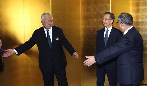 5月31日,中國國務(wù)院總理溫家寶在東京出席日本經(jīng)濟(jì)團(tuán)體舉辦的歡迎午餐會。這是午餐會前,日本經(jīng)濟(jì)團(tuán)體聯(lián)合會會長米倉弘昌(左)和榮譽會長御手洗富士夫迎接溫家寶。