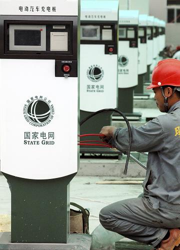 6月1日,在蕪湖市首座特大型電動(dòng)汽車(chē)充電站內(nèi),電力工人對(duì)設(shè)備進(jìn)行調(diào)試。安徽蕪湖首座特大型電動(dòng)汽車(chē)充電站日前投入使用。該站占地面積約4800平方米,采用雙電源供電,內(nèi)置10個(gè)直流充電樁和10個(gè)交流充電樁,可同時(shí)供10輛電動(dòng)大巴和10輛小型乘務(wù)用車(chē)充電。