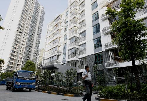 這是上海市江蘇路旁一新近交付使用的住宅商品小區(qū)一景(5月30日攝)。據(jù)佑威及樓市專(zhuān)評(píng)網(wǎng)發(fā)布的最新數(shù)據(jù)顯示,2010年5月,上海市商品住宅累計(jì)成交面積為30萬(wàn)平方米,環(huán)比大幅萎縮70%;5月全市商品住宅供應(yīng)面積為95萬(wàn)平方米,環(huán)比下降23%;5月全市商品住宅成交均價(jià)為22338元/平方米,環(huán)比下跌2.6%。這是上海樓市2006年以來(lái)商品住宅成交量最低的一個(gè)月。