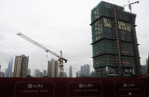 圖為廣州市CBD珠江新城的一個樓盤(6月2日攝)。根據(jù)網(wǎng)易房產(chǎn)監(jiān)測到的廣州市國土房管局官網(wǎng)“陽光家緣”網(wǎng)站簽約數(shù)據(jù)顯示,5月1日至5月31日,廣州一手住宅交易面積為46.4萬平方米,環(huán)比上月的66.9萬平方米大跌30.6%,成交套數(shù)為4169套,環(huán)比上月的5851套下跌28.7%。廣州5月份共計(jì)有在售樓盤469個,其中有網(wǎng)簽成交記錄的樓盤有243個,約有近半樓盤零成交。