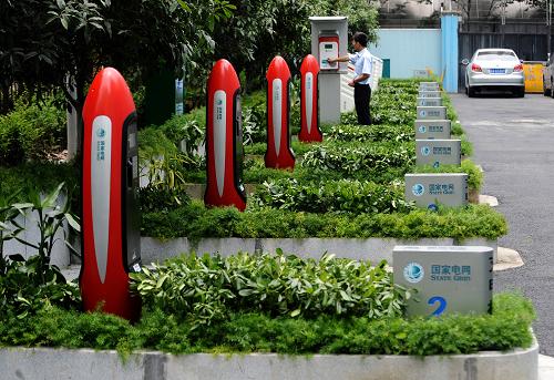這是6月3日拍攝的杭州古翠路電動(dòng)汽車充電站外景。近日,浙江杭州首座智能電動(dòng)汽車充電站落成。這個(gè)充電站位于杭州城西古翠路,可供80輛電動(dòng)汽車同時(shí)充電。據(jù)介紹,截至今年5月,杭州節(jié)能與新能源汽車運(yùn)行總量達(dá)369輛,其中混合動(dòng)力302輛、純電動(dòng)67輛。財(cái)政部等4部委日前聯(lián)合下發(fā)通知,確定自6月1日起在上海、長(zhǎng)春、深圳、杭州、合肥等5個(gè)城市啟動(dòng)私人購(gòu)買新能源汽車補(bǔ)貼試點(diǎn)工作。
